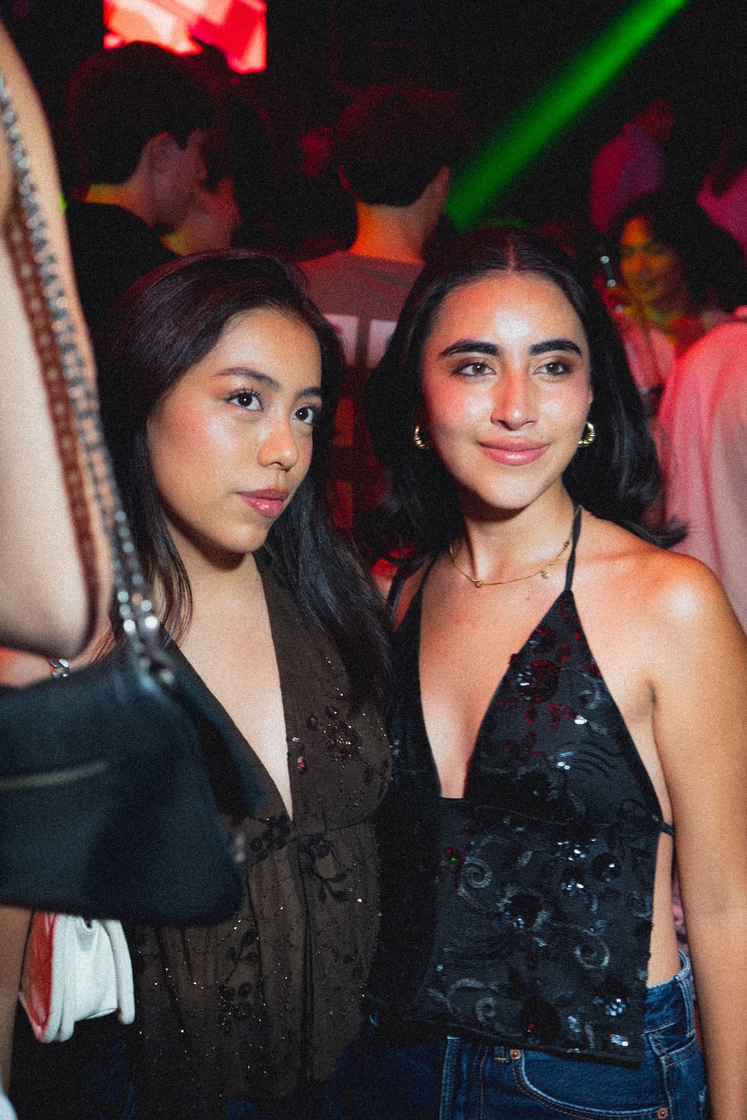 Fotografía nocturna de antro con flash directo — Antro 03