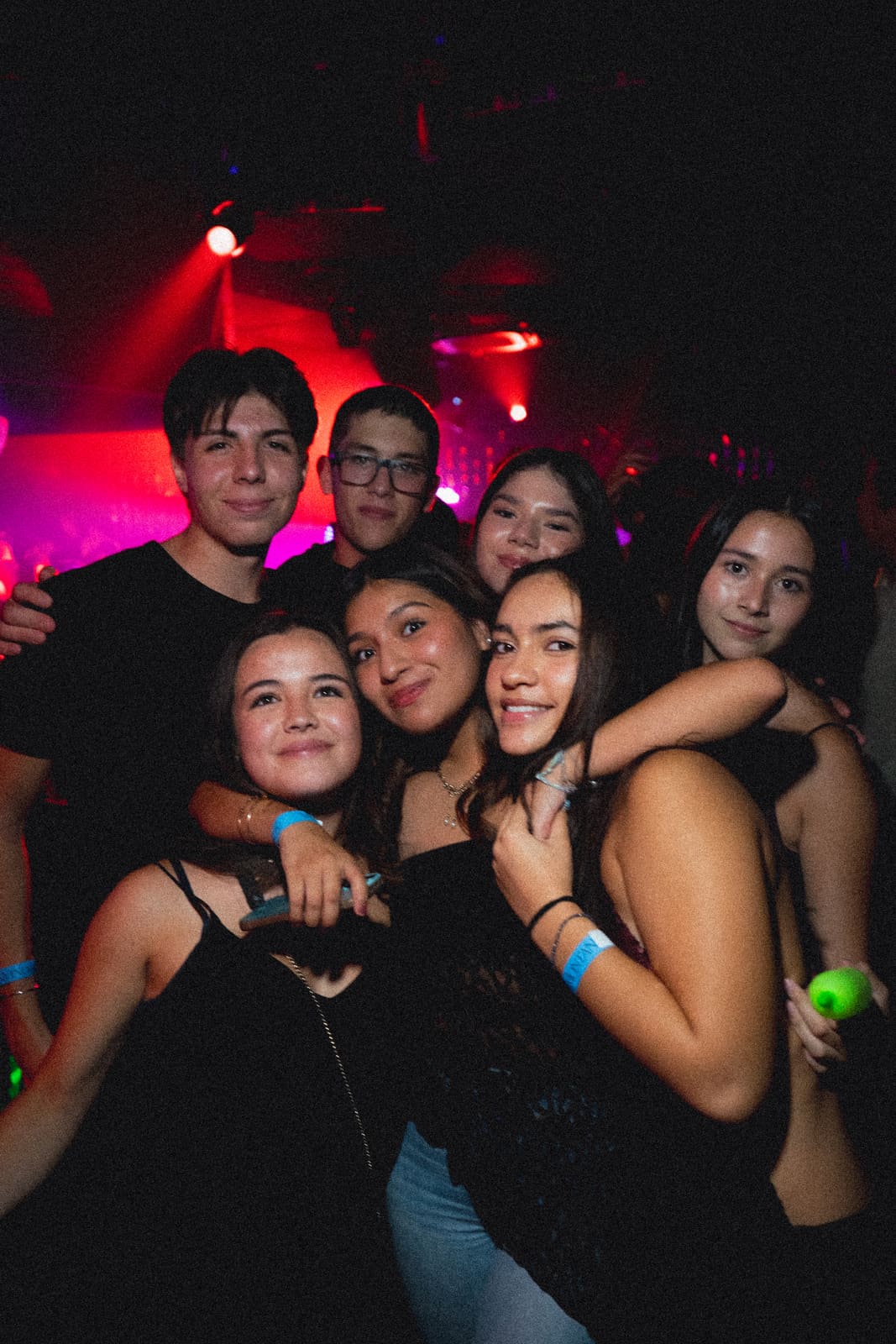 Fotografía nocturna de antro con flash directo — Antro 14