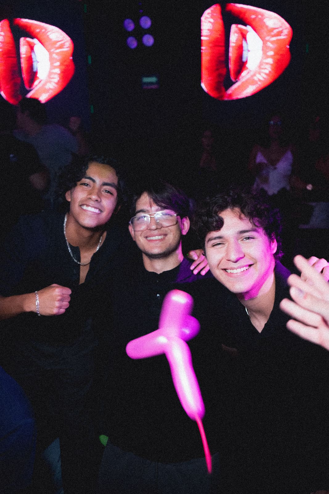 Fotografía nocturna de antro con flash directo — Antro 15